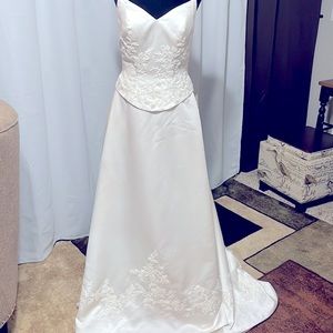 Vintage Ivory Lace Wedding Gown